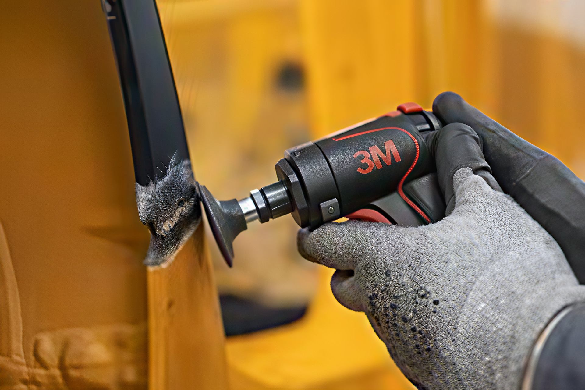  Cubitron™ 3 Roloc™ Fiberscheibe in der Anwendung 