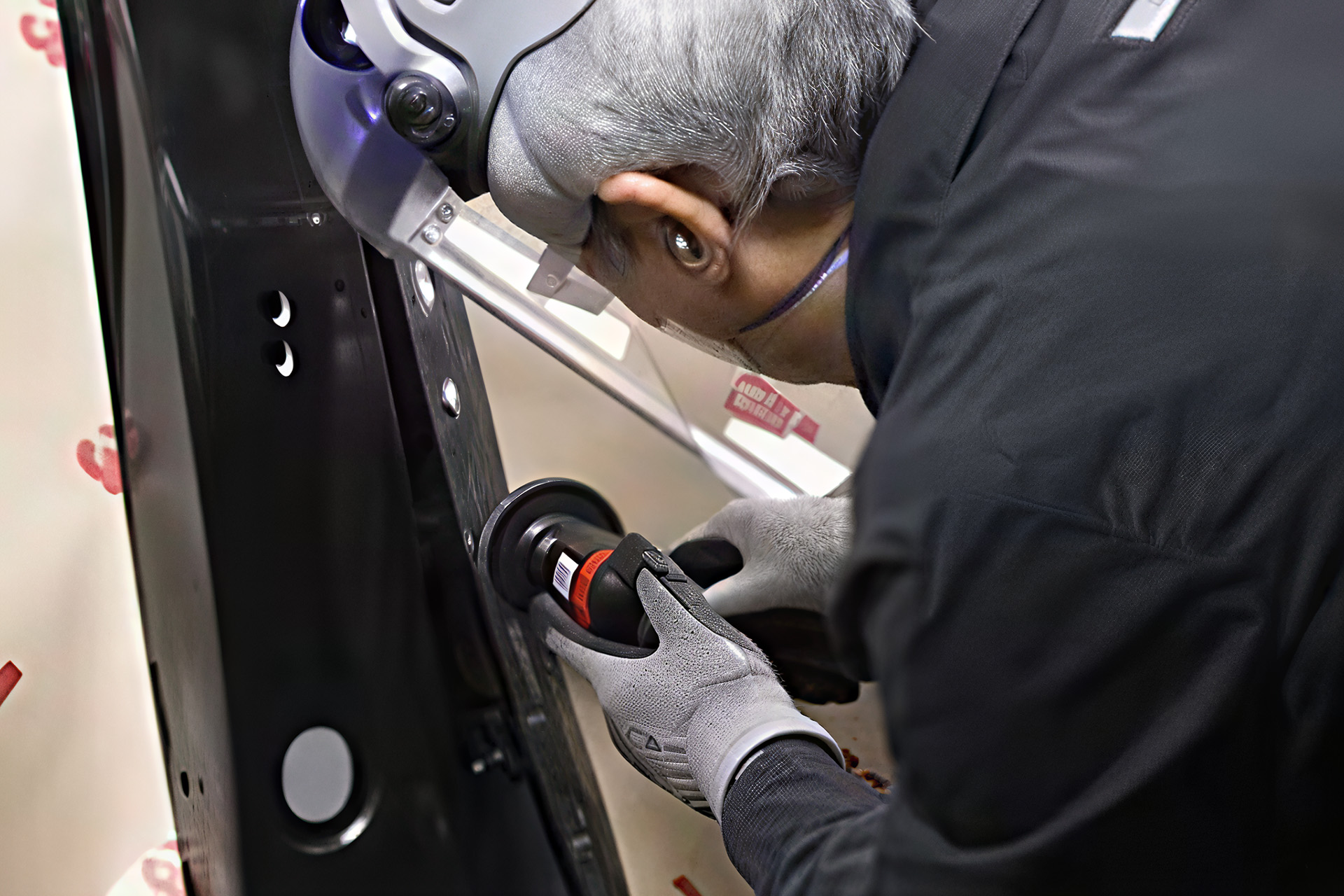  Cubitron™ 3 Roloc™ Fiberscheibe in der Anwendung 