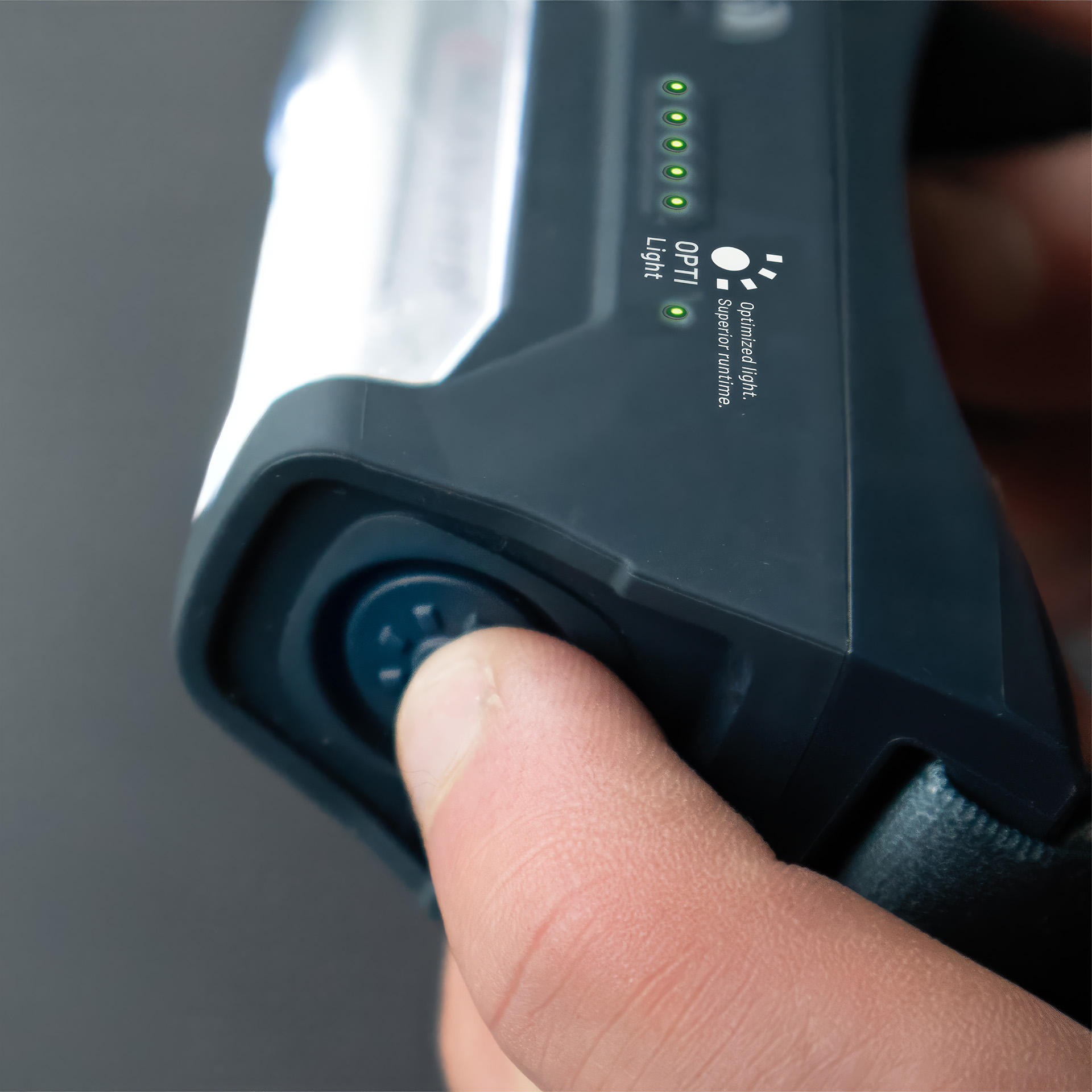Die I-VIEW Akku-Stirnlampe besitzt separate Tasten für Ein/Aus und Helligkeitsstufen
